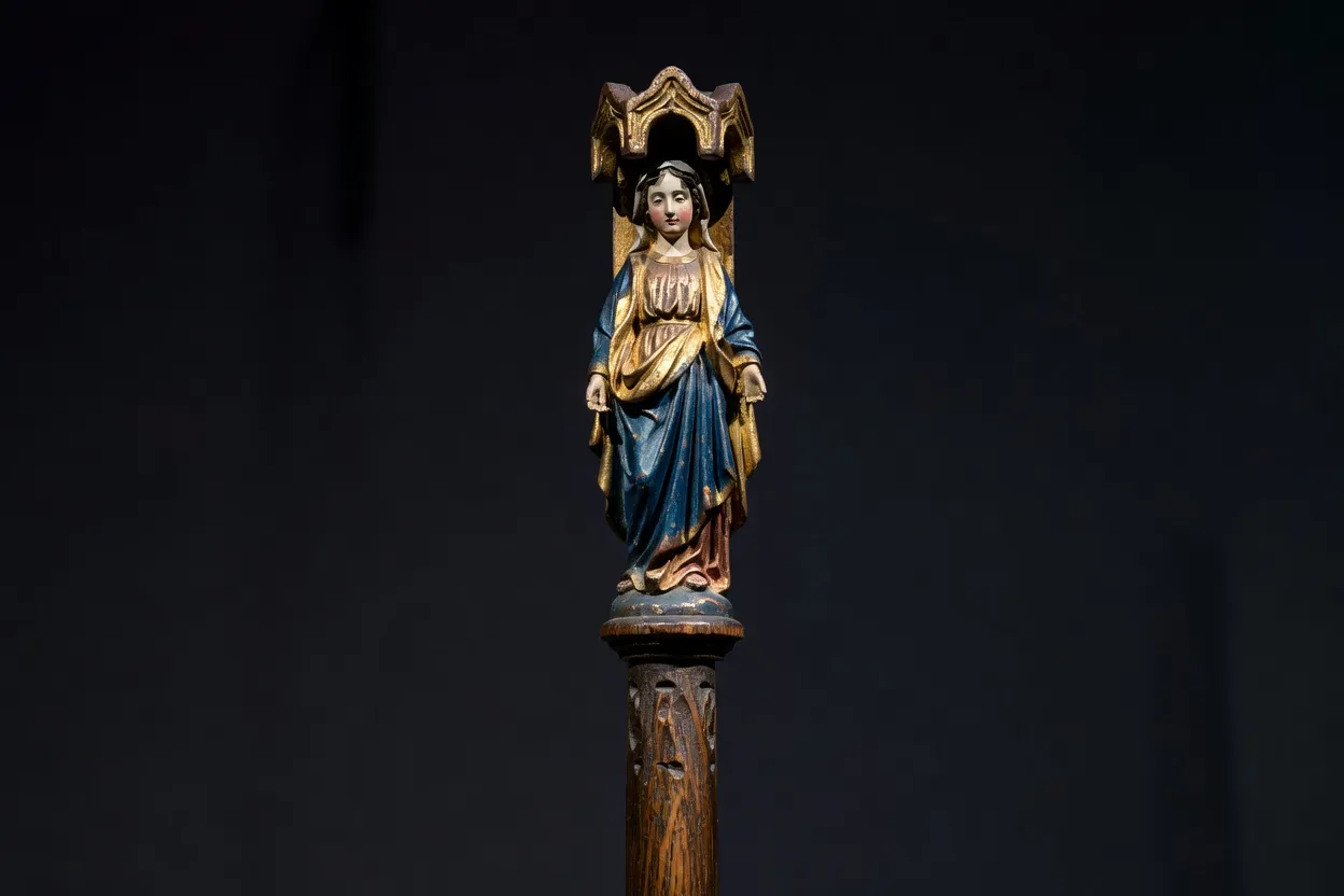Bâton de confrérie en bois sculpté et doré surmonté d'une statuette polychrome de la Vierge Marie sous un petit dais