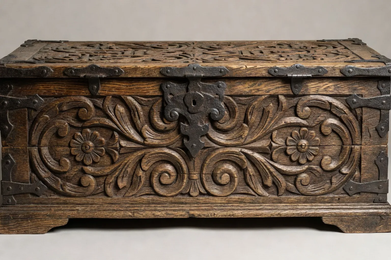 Détail d'un coffre breton sculpté du XIXe siècle avec ses ferrures en fer forgé